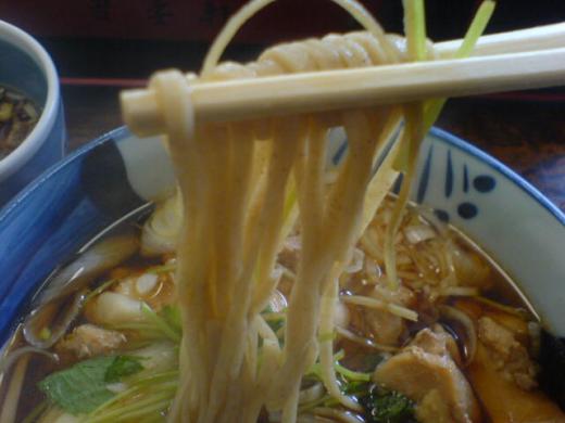 麺はやや細で平べっため/