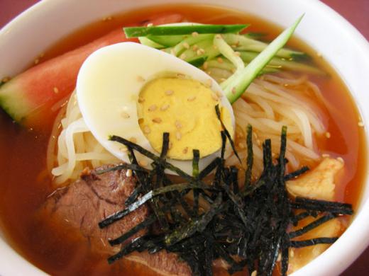 こちらはお馴染みの冷麺/