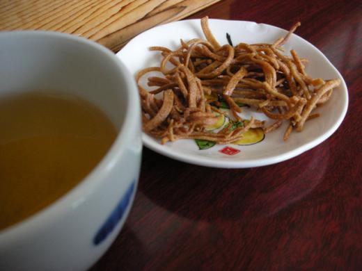 お通しに揚げ蕎麦/