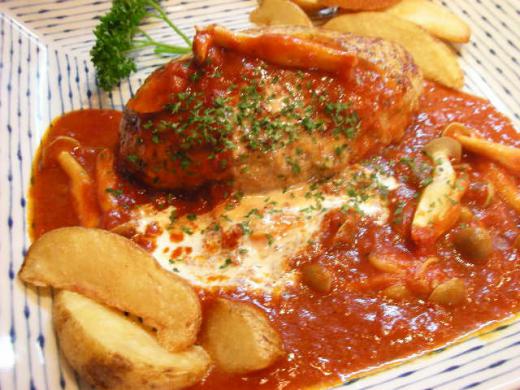 こちらも定番の煮込みハンバーグ/