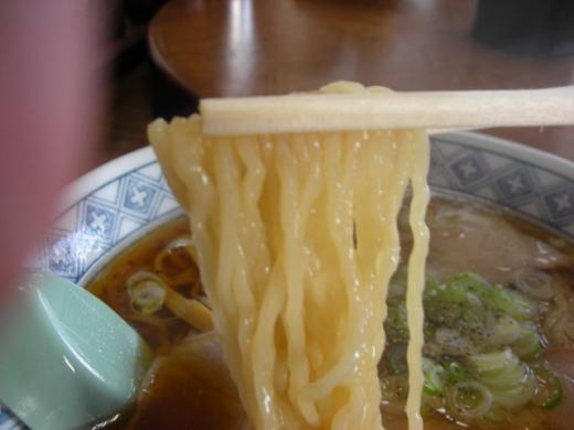 麺は米沢ラーメンより太め/
