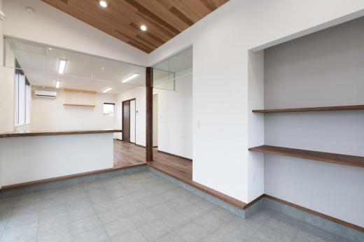 丸柱・框・付框・床材すべてウォールナット無垢/