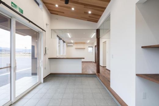 玄関からのオフィス内/