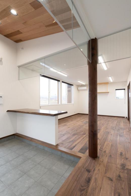 受付カウンターとオフィス内/