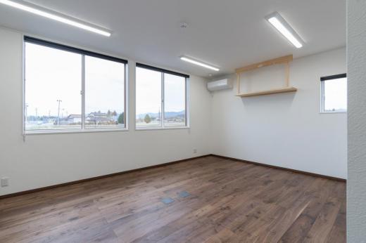 オフィス奥には神棚/