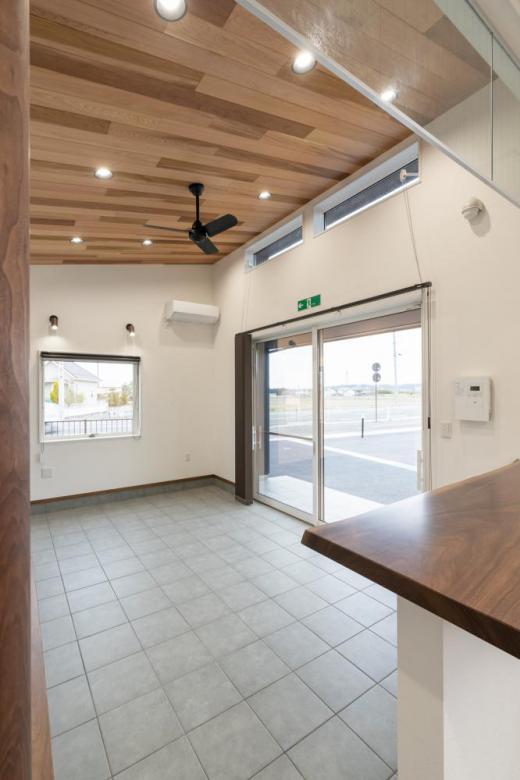 勾配天井にはレッドシダーを採用/