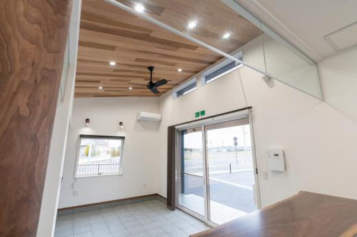 受付側からの玄関入口/