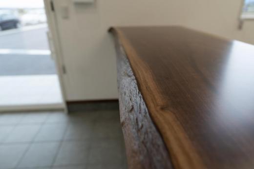 受付カウンターは一枚板のウォールナット/