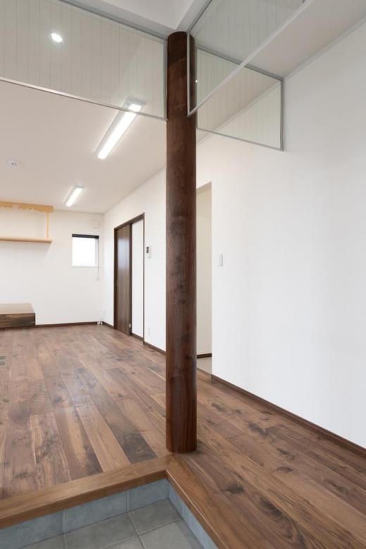 ウォールナットの丸柱が目をひきます/