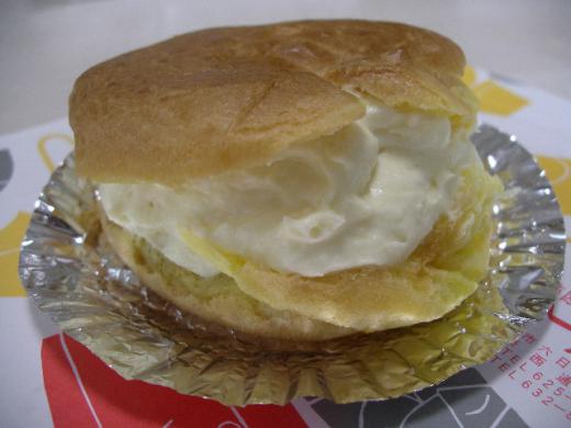 でかいうまいローリエのシュークリーム/