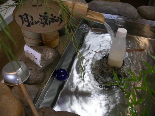 清流庵の店舗のレジ脇にも湧いております。/