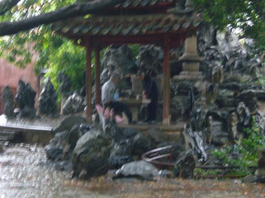 公園のテラスで将棋を打つ老人たち/