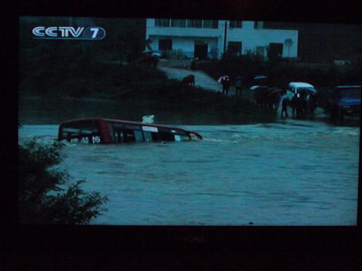 道路は完全に水の中です。/