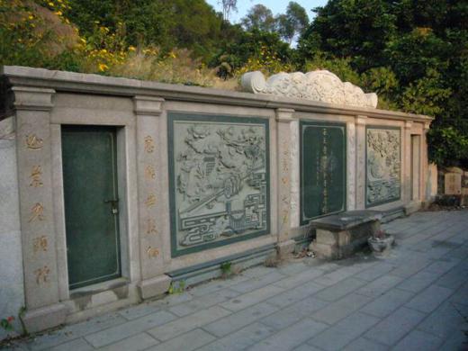 曰くがありそうな承天寺の僧の合同墓が中にありました。/