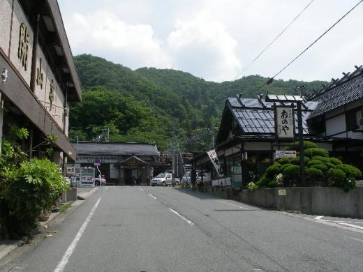 つきあたり正面にみえるのが山寺駅です。/