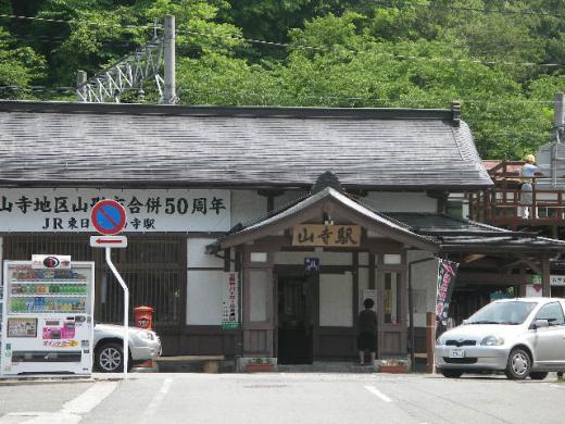 風格ある「寺社造り」の駅舎/