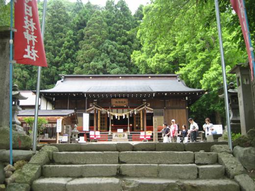 石段から視界に飛び込む日枝神社です。/
