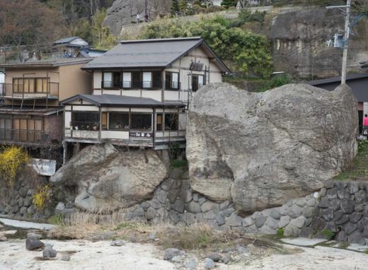 対面石(慈覚大師と磐司磐三郎の対面場所)/