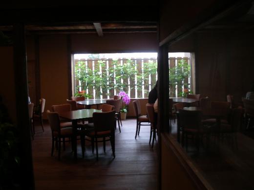 店内は上質な割烹旅館のラウンジのよう、、、/