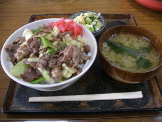 おみそ汁とお新香がついて満足価格/