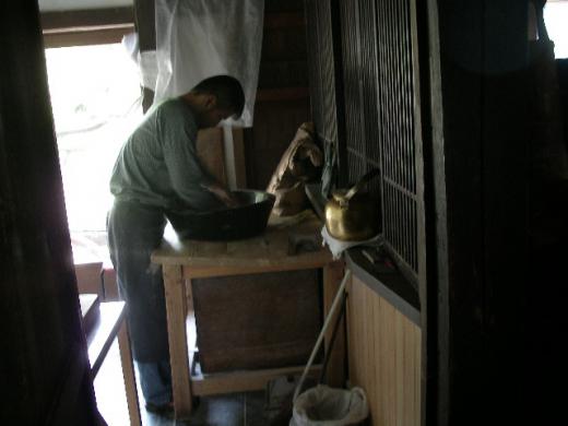 蕎麦を打っている光景/