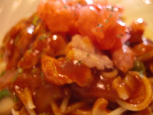 カットされたチキンソテーがのってます。/