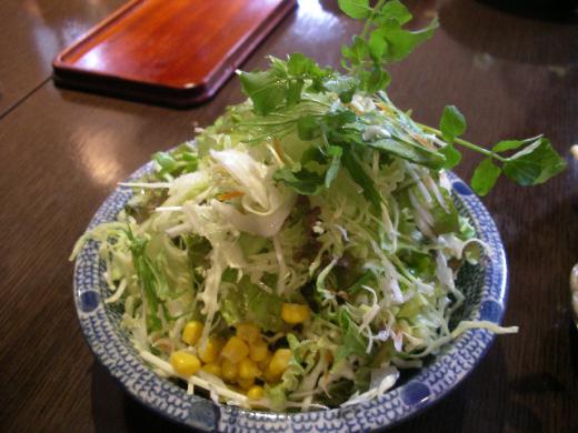 これが、、おかめ食堂の「山盛りサラダ」です!/