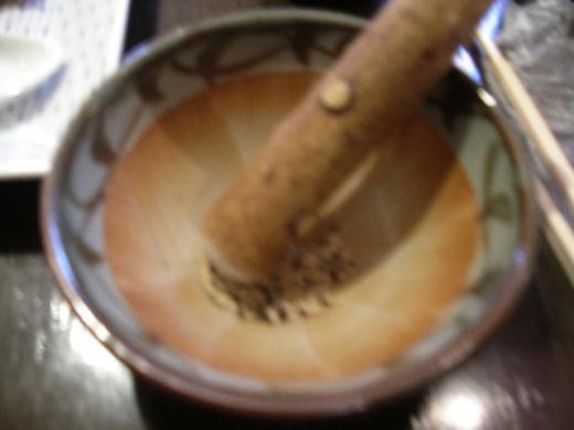 すり鉢のごまを粗く・・・/