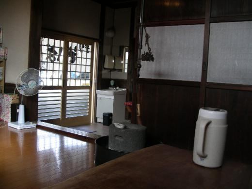 店内はカウンターとお座敷があります/