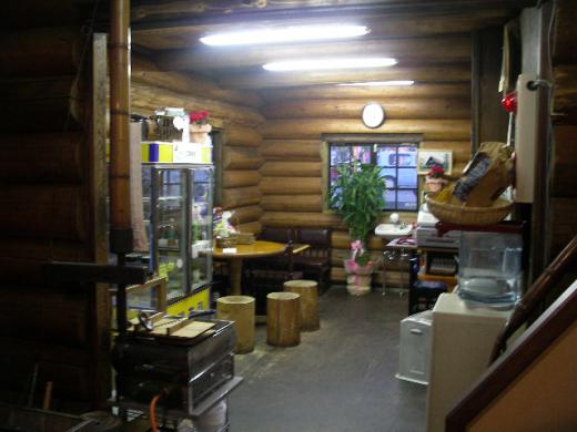 ログハウスの様な店内/
