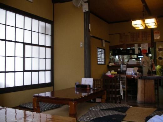 和風の落ち着いた店内/