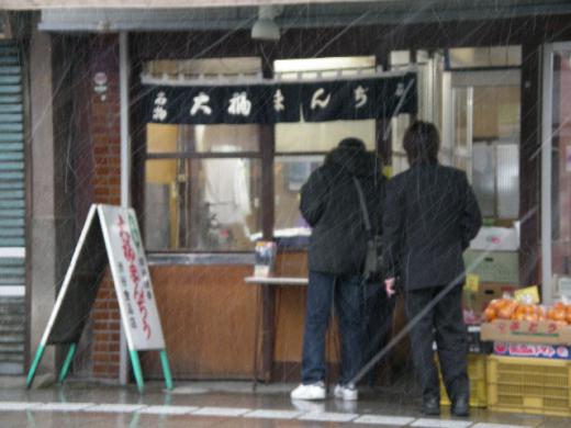 吹雪の中並ぶお客様/