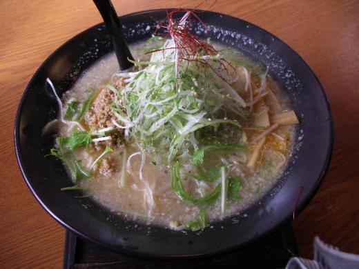 《鶏ごぼうみそラーメン》の全体像/