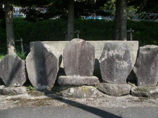 「南無阿弥陀佛」の碑などが並んでします。/