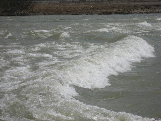 合流地点の側では/
