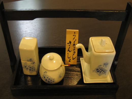 お好みに合わせて「うなぎのたれ」と「さんしょ」を/