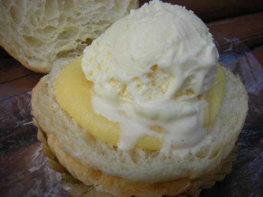 中はカスタードクリームとバニラアイス/