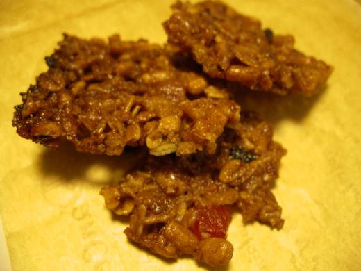 グラノーラ、ココナッツ、アーモンド、レーズン、玄米など/