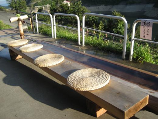 月山湖を一望しながらの足湯/