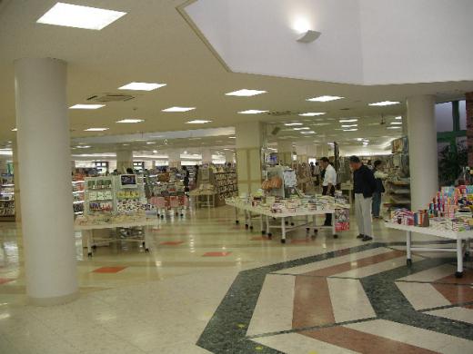 雑誌、文庫本、新書など豊富な品揃えです。/