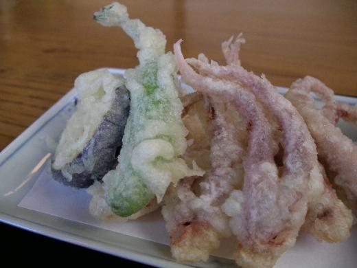 げそ天や野菜天麩羅がついています!/
