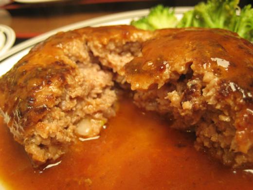 ハンバーグから肉汁が・・/