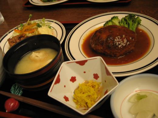 定食はこんな感じ/