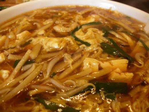 溶き卵にからまった個性的な具たち・・・/