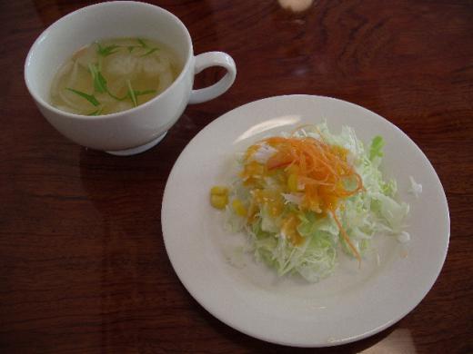ランチのスープとサラダです。/