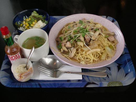 スープ、サラダがセットになっています。/