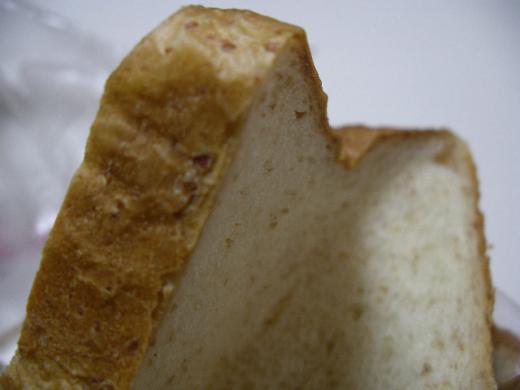 全粒粉の食パンです。/