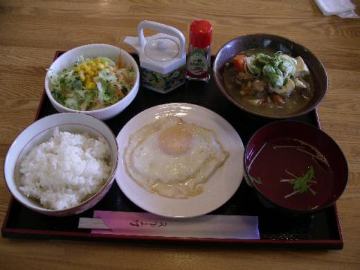 サラダや目玉焼きもついてます/