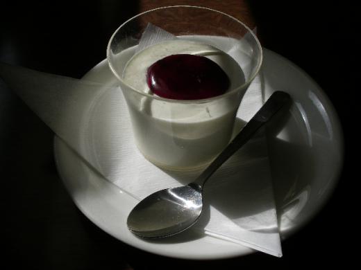 クリーミーなレアチーズにブルーベリーソース・・/