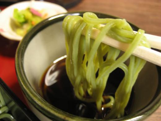 さくらや特製、抹茶+クロレラの茶そば/